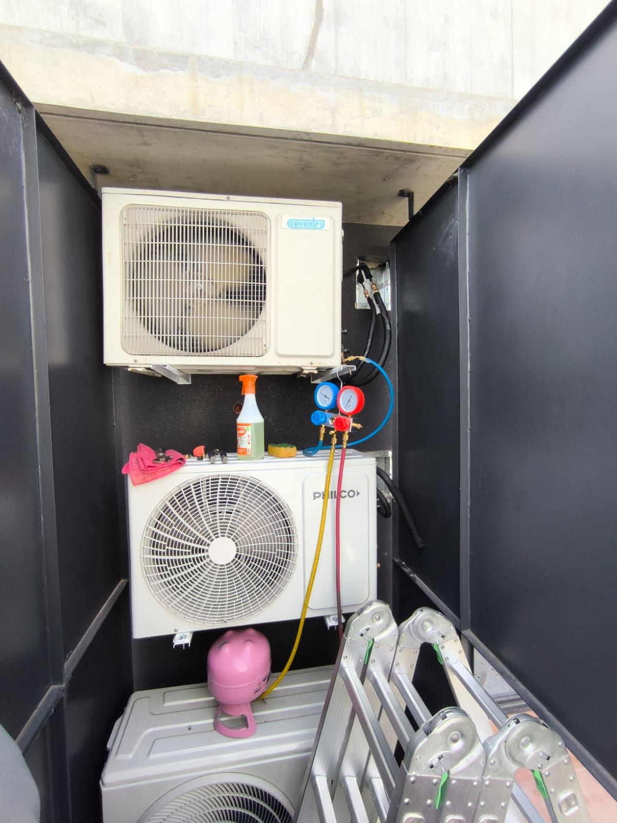 Dos unidades exteriores en un nicho técnico, con manómetros, bomba de vacío y productos de limpieza preparados